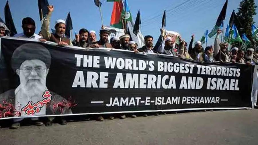 Maleeha Lodhi, ex embajadora de Pakistán en Estados Unidos, dijo que Estados Unidos estaba negociando con Irán de mala fe, como lo hizo el año pasado, utilizando las conversaciones como una cortina de humo para completar los preparativos del ataque.