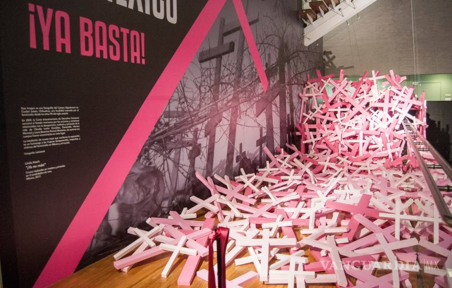 $!Cruces pintadas y fotos, una exposición contra el feminicidio en México