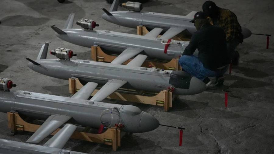 Miembros del servicio militar de inteligencia ucraniano preparan drones misiles Peklo (Infierno) contra Rusia en un lugar no revelado la noche del jueves 28 de mayo de 2026.