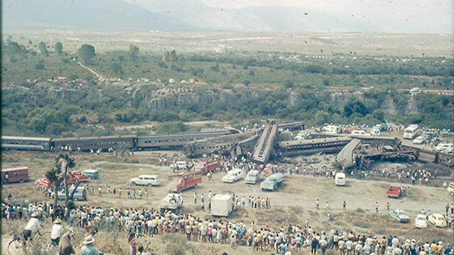 La diapositiva, captada por Sergio Recio Flores al día siguiente del trenazo, conserva una imagen de las horas posteriores a la tragedia ferroviaria ocurrida en Saltillo el 4 de octubre de 1972.