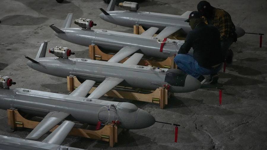 Miembros del servicio militar de inteligencia ucraniano preparan drones misiles Peklo (Infierno) contra Rusia en un lugar no revelado la noche del jueves 28 de mayo de 2026.