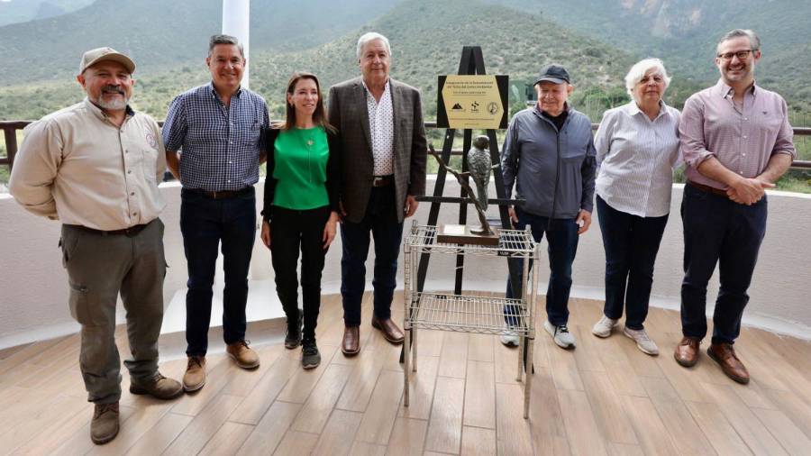 Chema Fraustro recibe escultura por su compromiso con la protección del patrimonio natural de Saltillo.