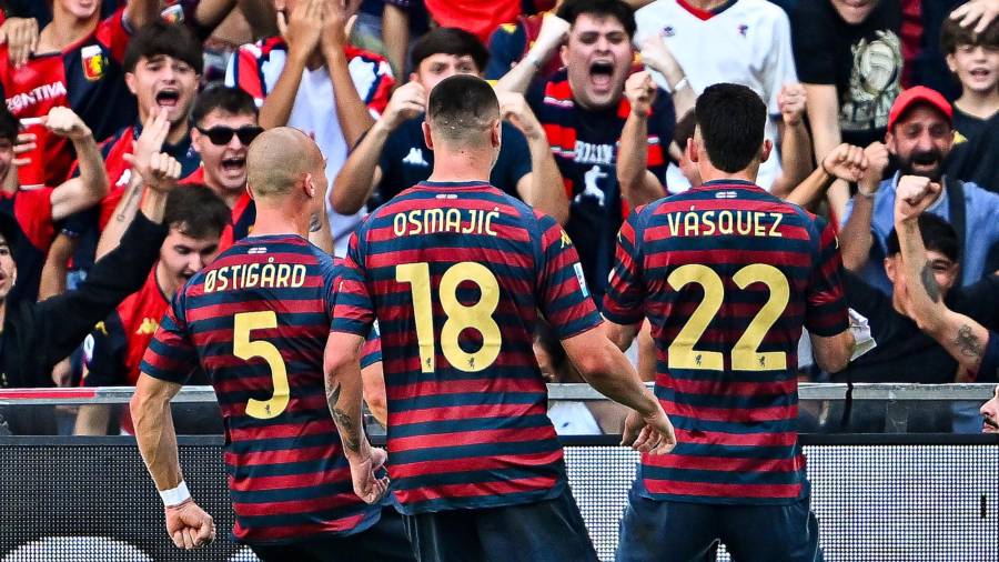 Johan Vásquez anotó al minuto 50 ante Frosinone, pero dejó al Genoa con diez jugadores tras recibir su segunda amarilla al 86’.