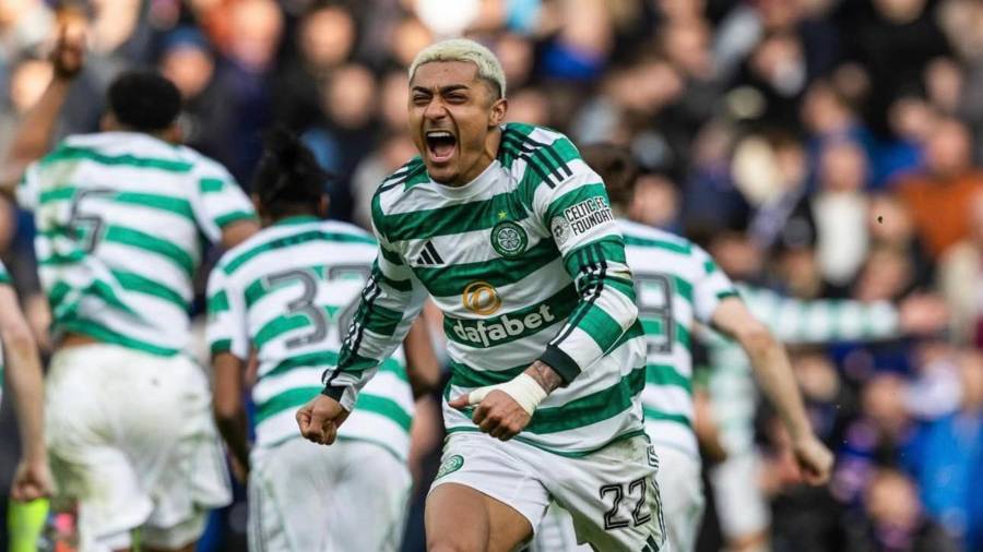 El mexicano Julián Araujo tuvo participación con el Celtic en el Old Firm ante el Rangers, un clásico escocés que terminó en penales y con invasión de cancha en el estadio Ibrox.