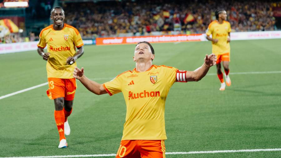 Florian Thauvin celebró el tanto que permitió al Lens conquistar por primera vez el Trophée des Champions.