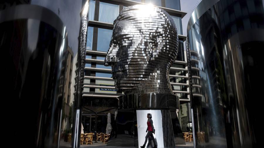 Estatua giratoria de un busto gigante del escritor Franz Kafka en el centro de Praga (República Checa) La estatua del famoso escritor de origen checo es obra del controvertido artista Cerny, autor de varias obras sobre la situación política del país en los últimos años.