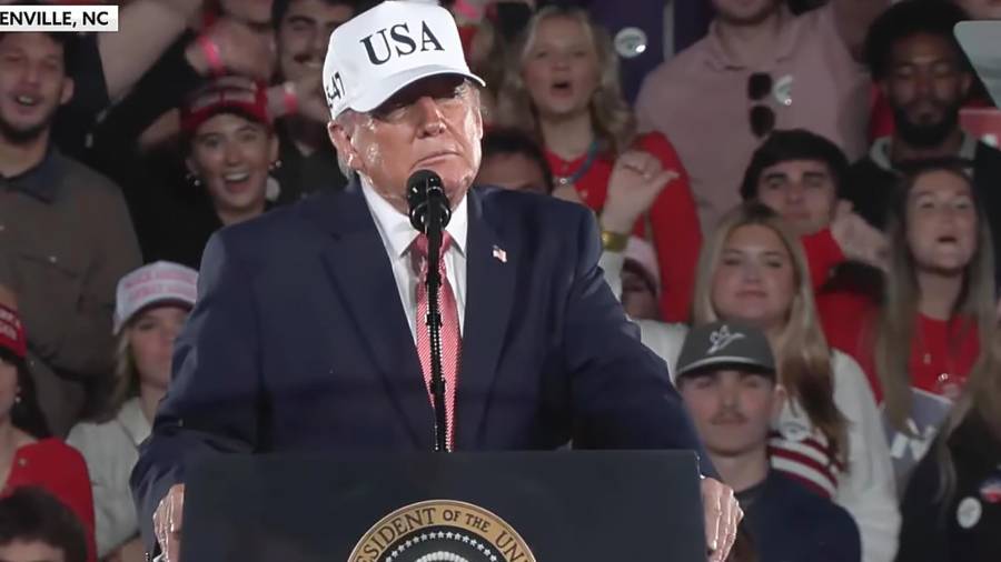 Captura de video de una transmisión del canal en Youtube del partido Republicano del presidente Donald Trump, en un acto de campaña en Greenville, Carolina del Sur.
