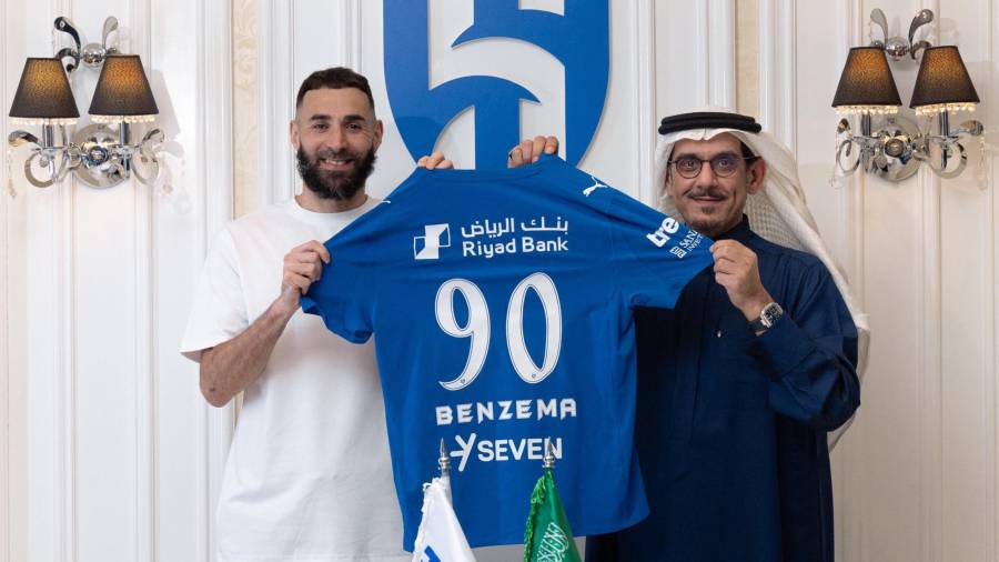 Karim Benzema ya posó con los colores del Al-Hilal durante su presentación oficial, donde aseguró que el club representa al “Real Madrid de Arabia” por su grandeza y palmarés.