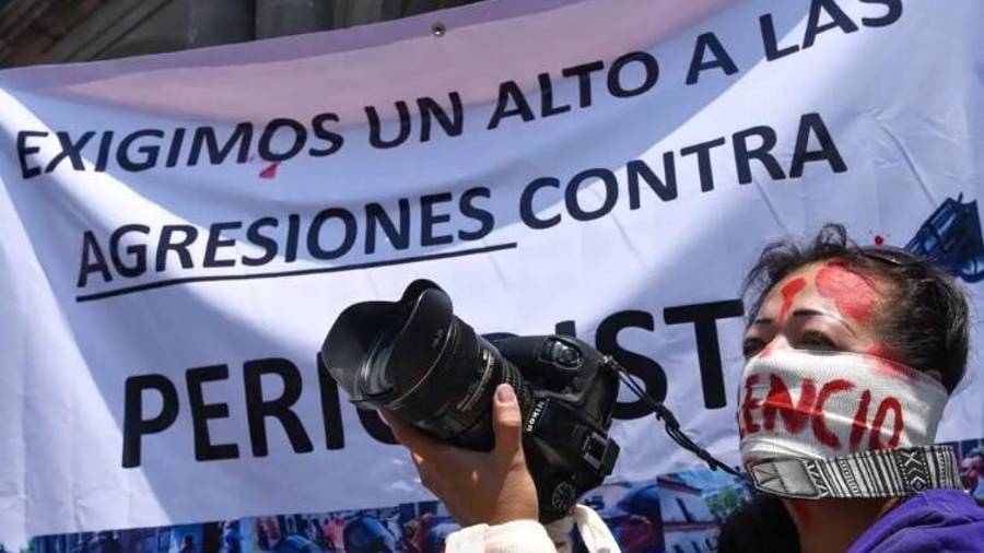 Periodista manifestándose por la falta de protección hacía periodistas. Foto: Cuarto Oscuro