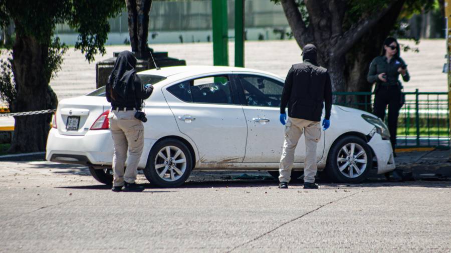 Los ocupantes de un vehículo Versa de color blanco, de modelo reciente, fueron acribillados con disparos de fusiles automáticos.