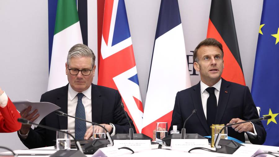 El primer ministro británico Keir Starmer, izquierda, y el presidente francés Emmanuel Macron copresiden una reunión multinacional virtual en el palacio presidencial de los Elíseos, en París.