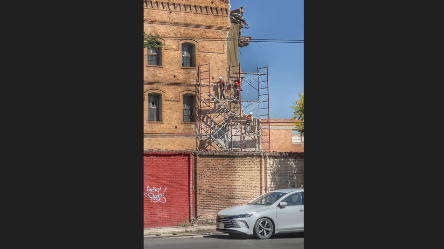 Este jueves se pudo ver a varios trabajadores realizando labores de rescate del antiguo edificio de Molinos La Colmena.