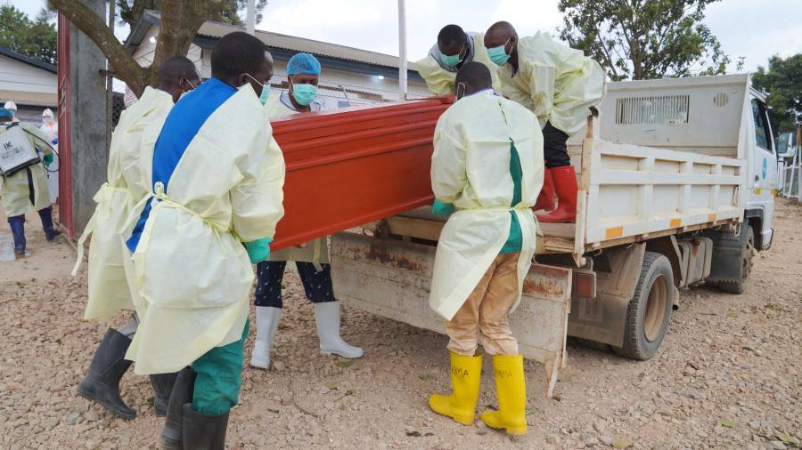 Trabajadores sanitarios que forman parte del equipo de sepelio seguro y digno, se preparan para sepultar a Abineno Justine, una mujer de 38 años que murió por el virus del ébola, en Bunia, República Democrática del Congo, el viernes 4 de septiembre de 2026.