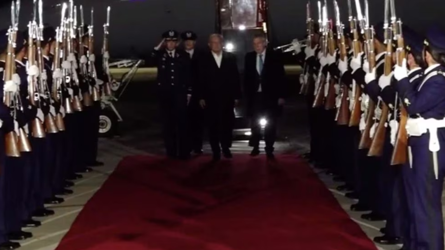 Andrés Manuel López Obrador durante su llegada a Chile, alrededor de las 23:00 horas, tiempo local.