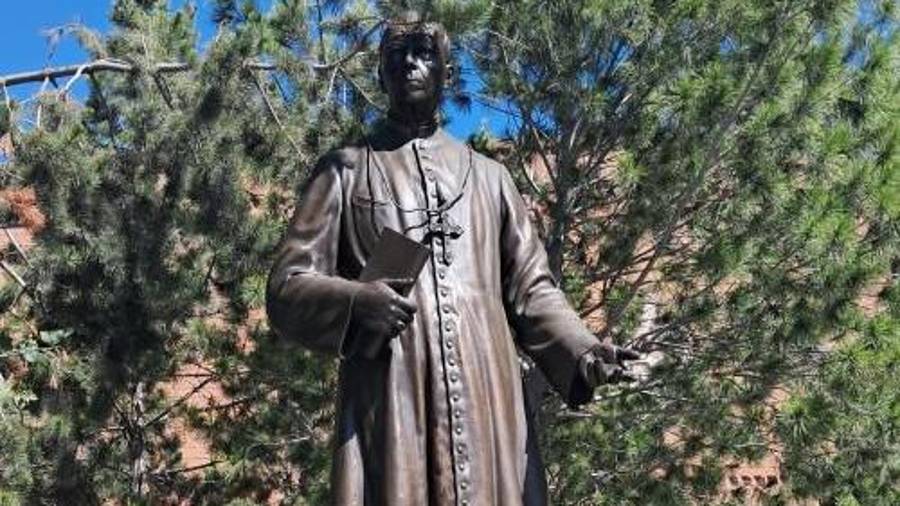 El monumento en el colegio visitado durante la investigación forma parte del recorrido por los espacios de Saltillo vinculados con la historia religiosa
