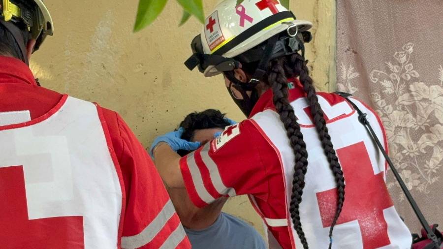 Paramédicos de la Cruz Roja atendieron al lesionado.