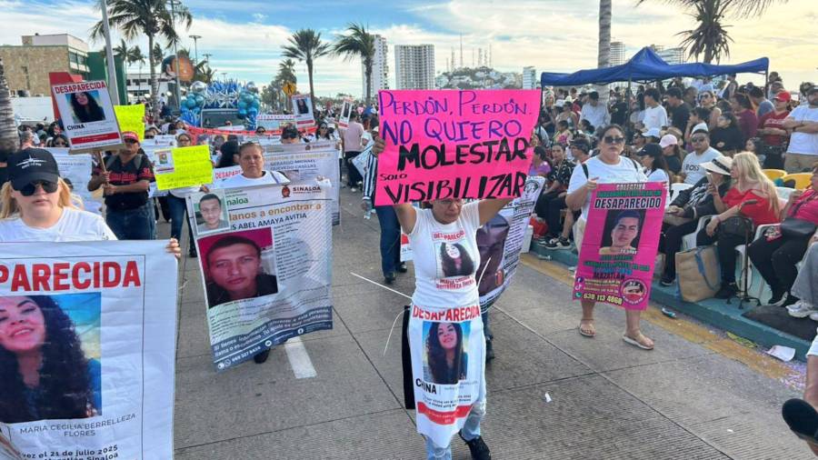 MAZATLÁN, SINALOA, 15FEBRERO2026.- Familiares de personas desaparecidas se integraron a la avanzada comercial del desfile del Carnaval de Mazatlán para exigir atención a los casos de víctimas aún sin resolver. FOTO: DANIA ROBLES / CUARTOSCURO.COM