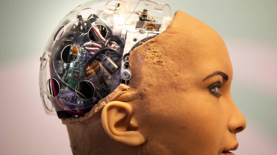 Detalle de la cabeza de la robot Sofía, una humanoide diseñada para mantener complejas conversaciones y expresar más de medio centenar de emociones, en la XIX edición del Mobile World Congres en Barcelona.