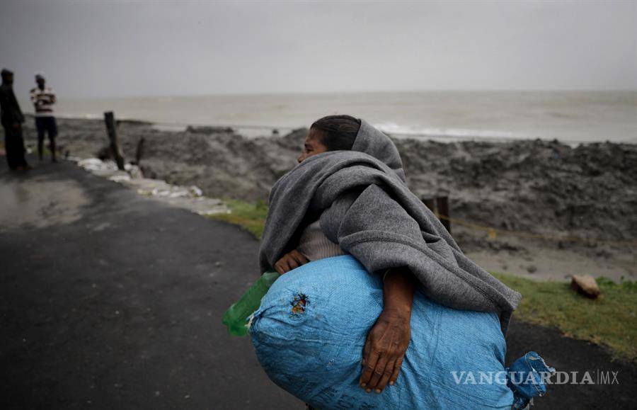 $!Super ciclón Amphan arrasa y destroza todo lo que se interpone en su paso por la India y Bangladesh (fotos)