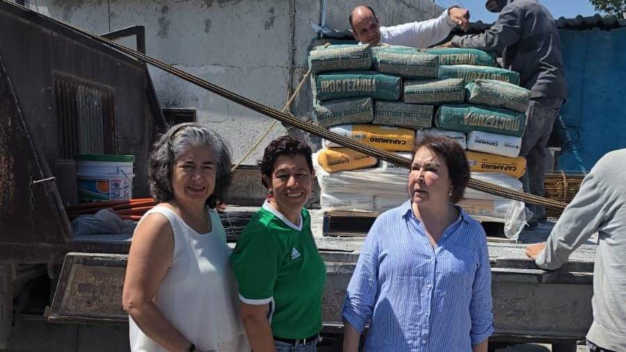Integrantes de Comanches encabezaron una red de apoyo que hizo posible el inicio de la reconstrucción de la vivienda de la familia de “Pilo”. FOTO: CORTESÍA
