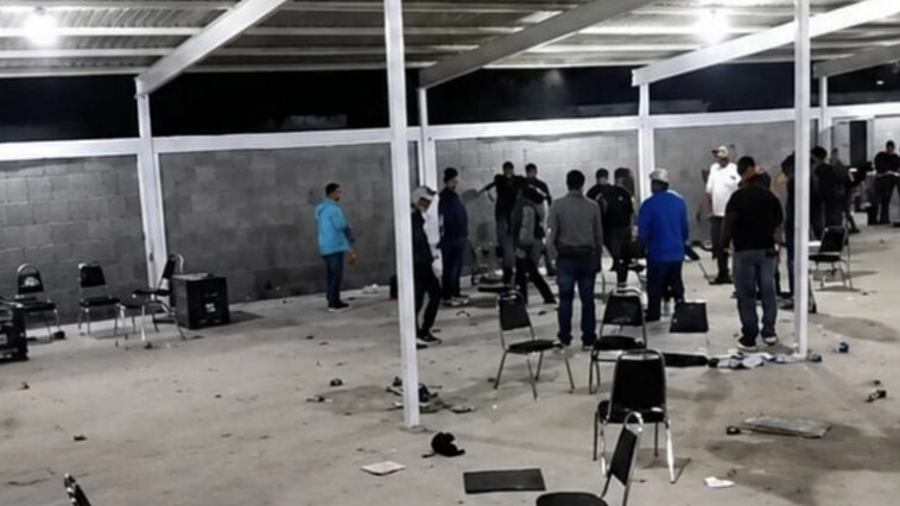 El hombre lesionado fue trasladado a un hospital de la región, donde recibe atención médica tras resultar herido por disparos.