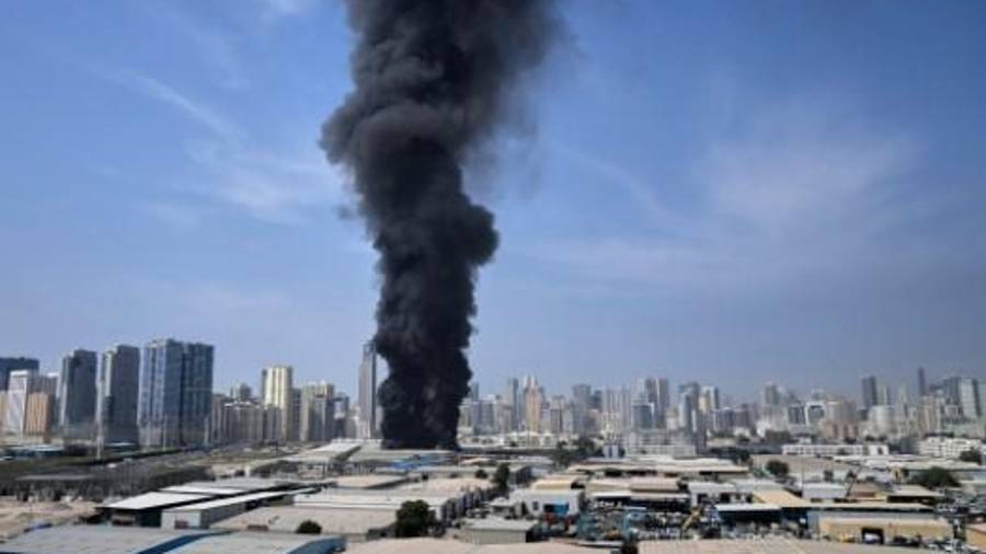 Una columna de humo negro se eleva desde un almacén en la zona industrial de Sharjah, Emiratos Árabes Unidos, tras los informes de ataques iraníes en Dubái, Emiratos Árabes Unidos, el domingo 1 de marzo de 2026.