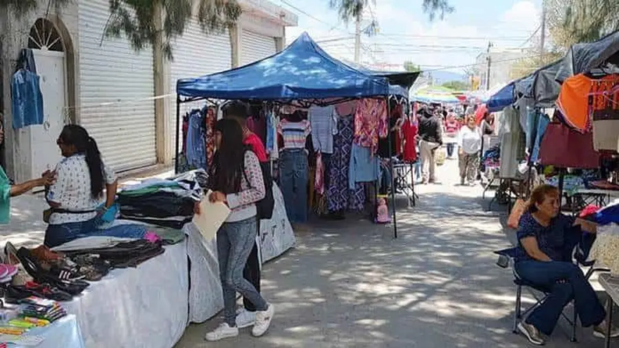 El Gobierno Municipal inició mesas de diálogo con comerciantes y representantes ejidales para regular la instalación de puestos en la plaza del ejido Piedras Negras.