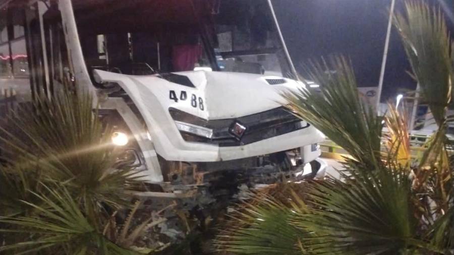 La unidad de transporte quedó sobre el camellón tras avanzar varios metros fuera de control.