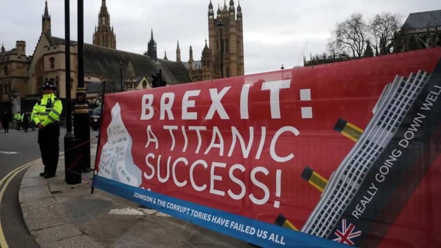 Activistas proeuropeos colocan una pancarta frente al Parlamento en protesta por el cuarto aniversario del Brexit en Londres, Reino Unido, el 31 de enero de 2024.