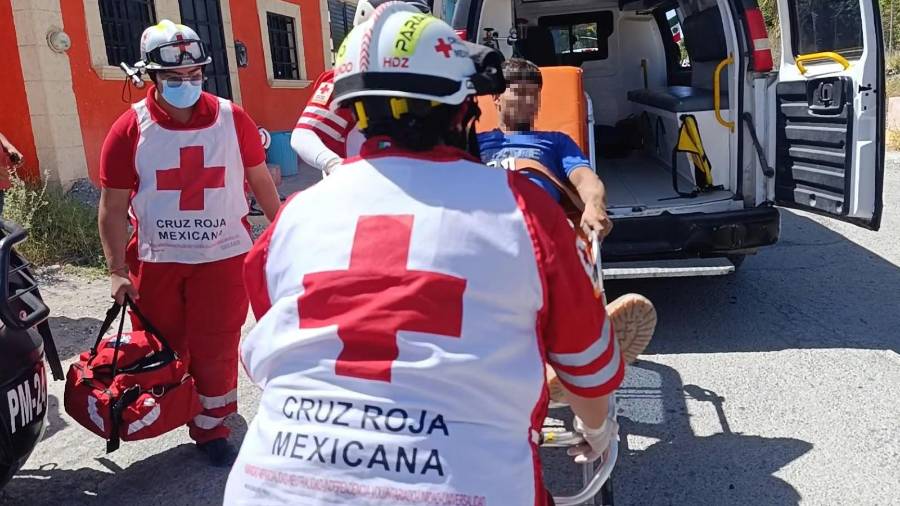 Paramédicos de la Cruz Roja atendieron al motociclista de 21 años, quien sufrió una fractura expuesta en una rodilla tras la caída.