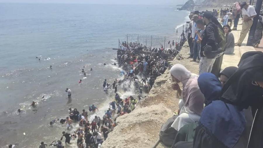 El Ministerio del Interior español estimó el viernes que alrededor de 49.000 personas habían cruzado por mar y tierra desde Marruecos.