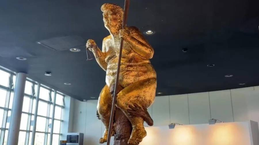 Estatua creada por el artista Jens Galschiøt del presidente de Estados Unidos, Donald Trump, en el Parlamento Europeo en Estrasburgo, Francia.