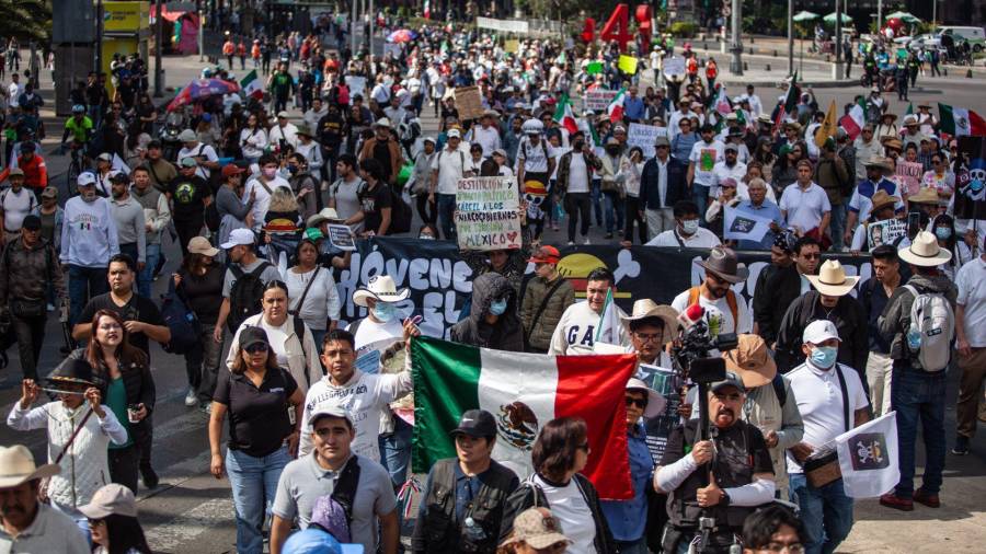 Al rededor de 200 personas encabezaron la Marcha de la generación Z que partió desde el Ángel de la independencia rumbo a Palacio de Bellas Artes. FOTO: ANDREA MURCIA /CUARTOSCURO.COM