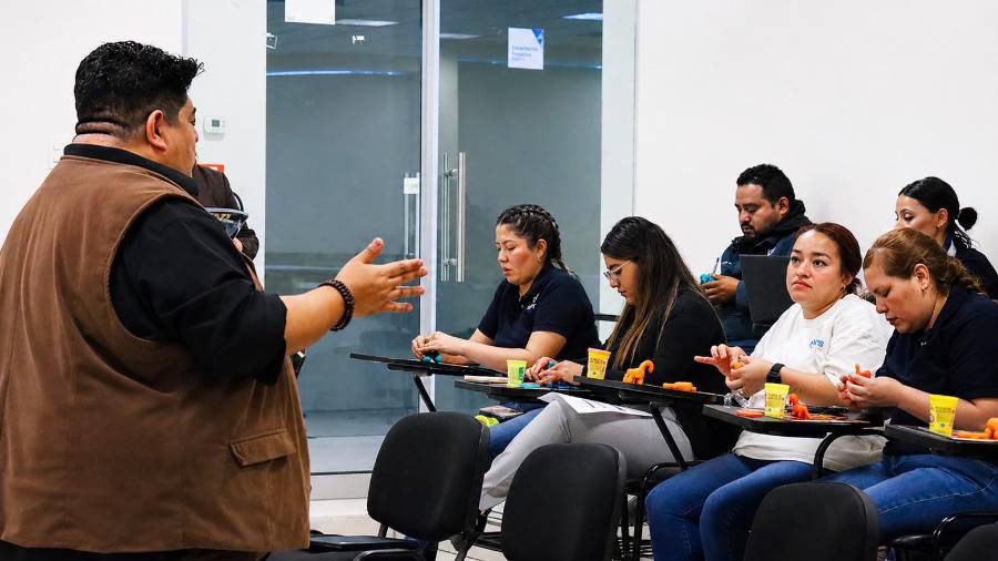 Padres y madres colaboradores recibieron herramientas prácticas para enfrentar retos actuales de la crianza. FOTOS: CORTESÍA