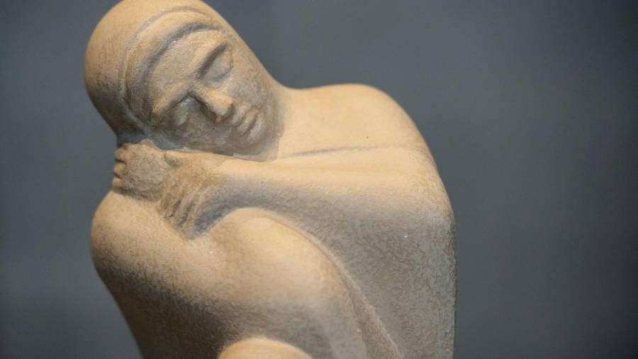 La siesta no debería entenderse como un parche, sino como una herramienta fisiológica. En la imagen, la escultura «Al-Qayloulah» (Siesta), del artista egipcio Mahmoud Moukhtar. EPA/SVEN HOPPE