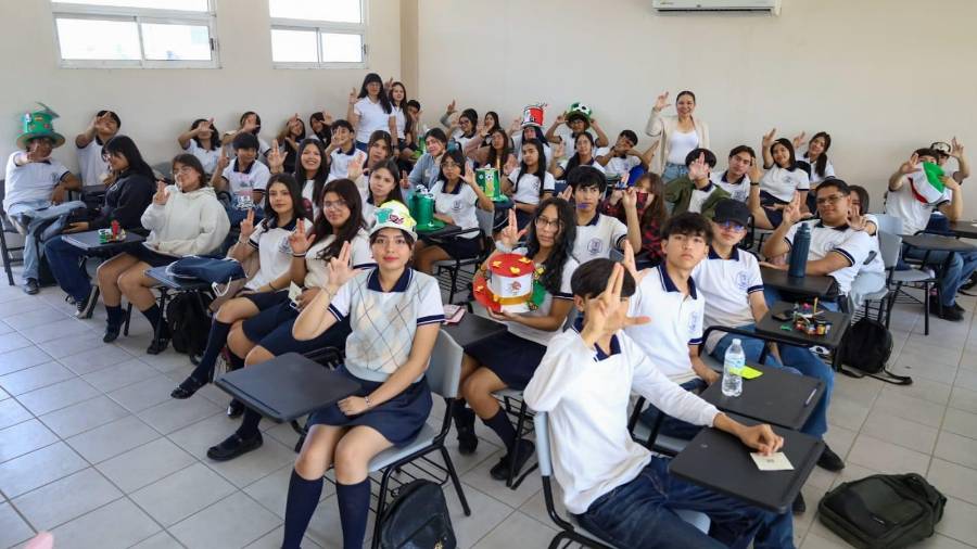 Estudiantes participan en talleres creativos durante la Semana “Lobezno”.
