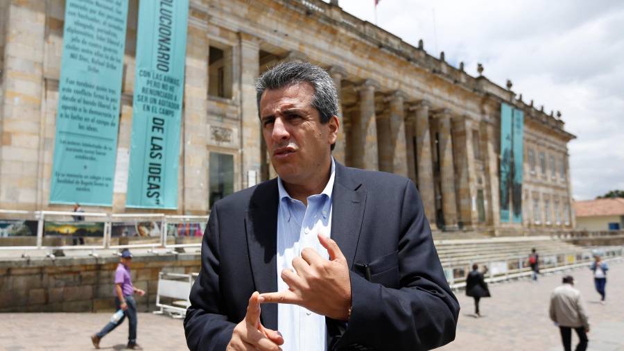 El senador colombiano Luis Fernando Velasco habla con la prensa afuera del Congreso en Bogotá, Colombia, el 23 de abril de 2015. FOTO: