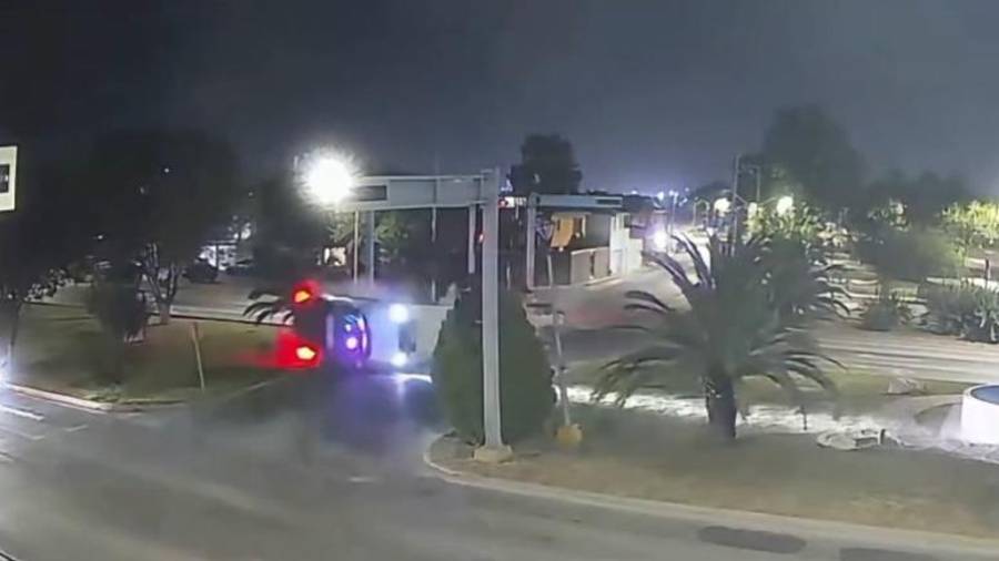 La patrulla municipal dio varias vueltas tras ser impactada por el automóvil particular en el cruce del bulevar República y la avenida Fidel Villarreal.