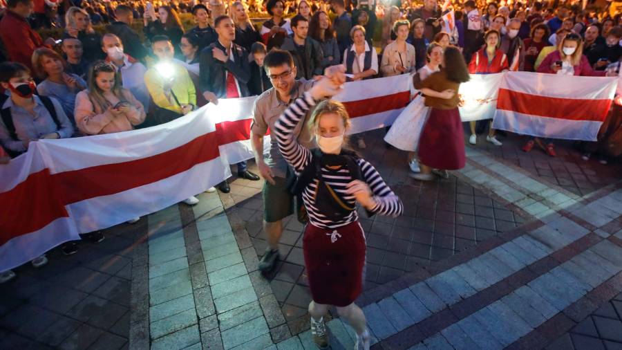 Bielorrusia detiene a 60 periodistas por cubrir protestas de Minsk