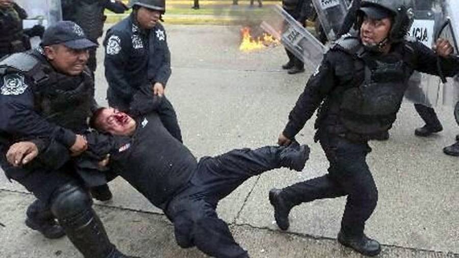 Golpean brutalmente a policía en Acapulco tras protesta