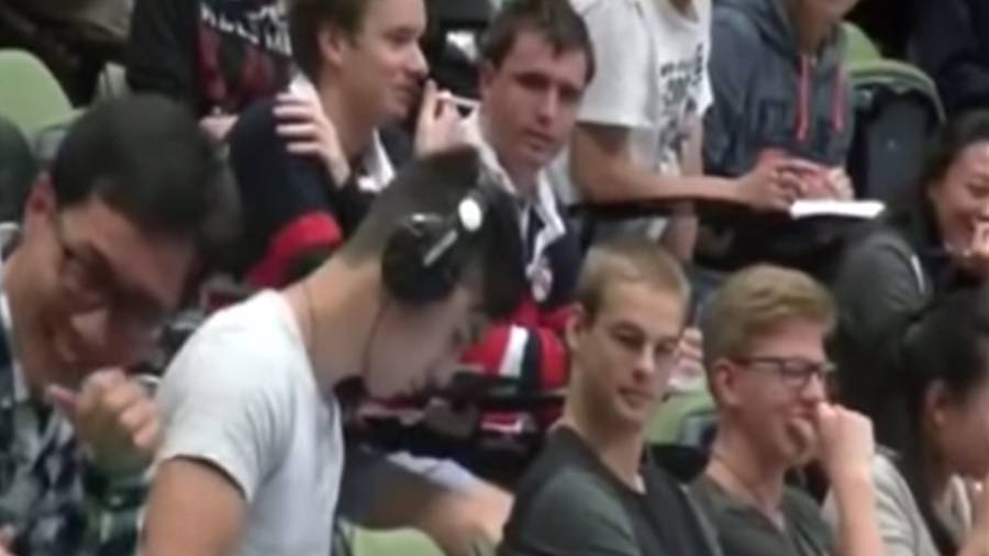 Cachan a estudiante viendo porno en plena clase (Video)