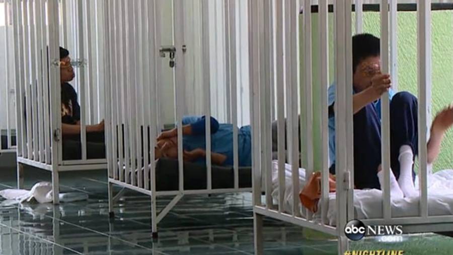 En jaulas y suciedad, así viven niños con discapacidad en albergues del GDF
