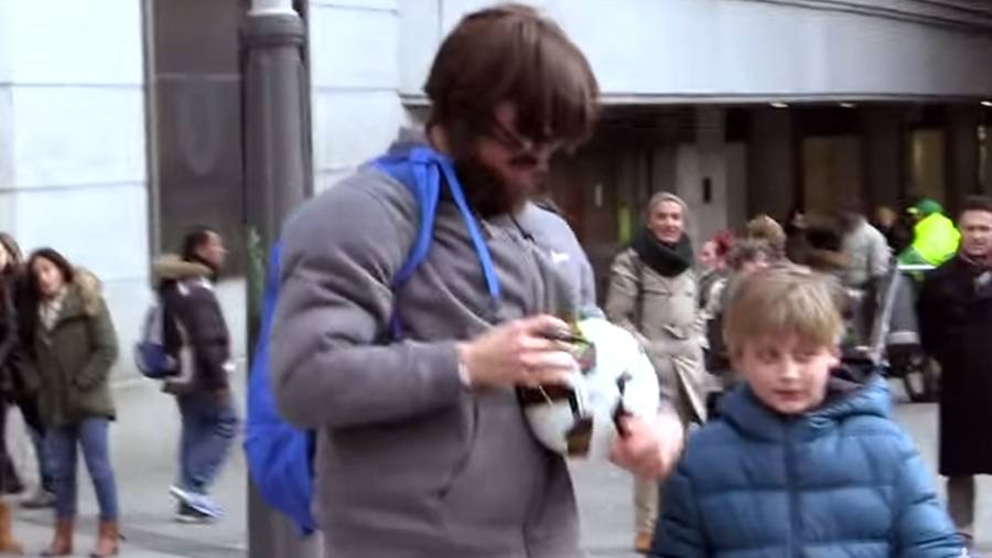 Cristiano Ronaldo se disfraza de vagabundo y sorprende a niño en Madrid