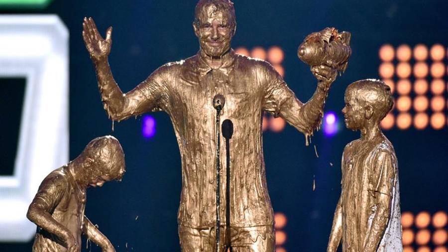 Bañan en 'oro' a David Beckham