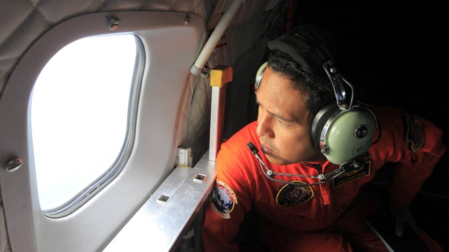 Hallan parte delantera del avión malasio desaparecido
