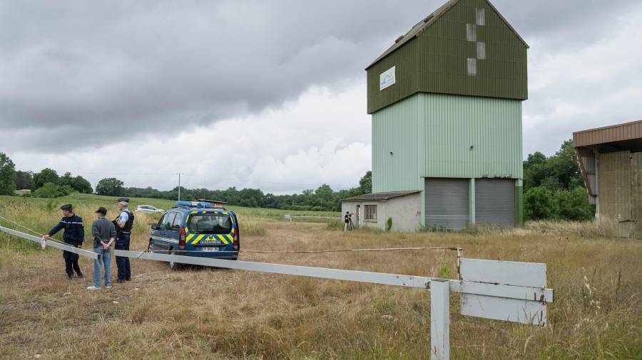 La policía francesa vigila un silo agrícola donde ayer se encontró un cuerpo durante la búsqueda de Lyhanna, la niña desaparecida de 11 años, en Puycasquier, suroeste de Francia.