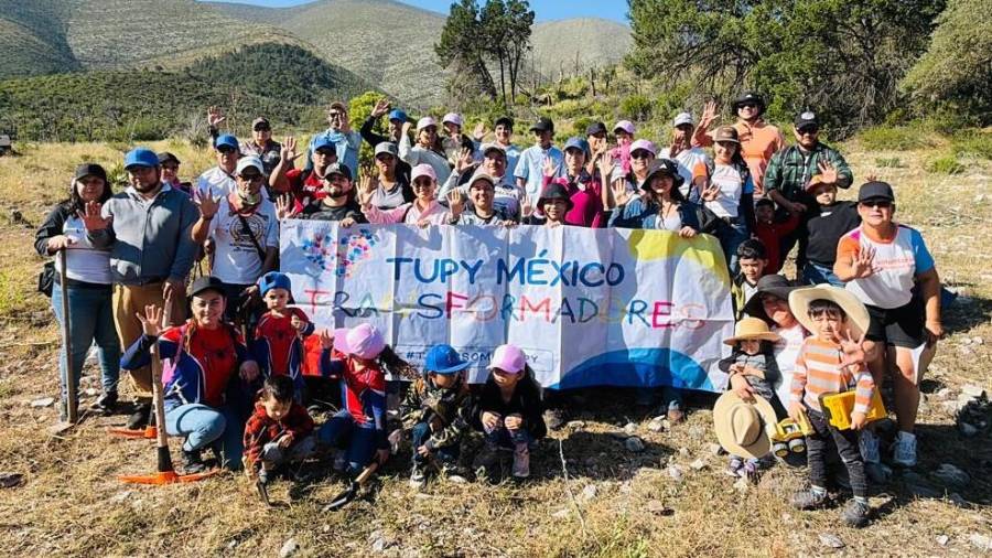 Integrantes del programa Transformadores Tupy y sus familias se sumaron a la jornada de reforestación organizada en alianza con la Asociación Saltillo Ecológico. FOTOS: CORTESÍA