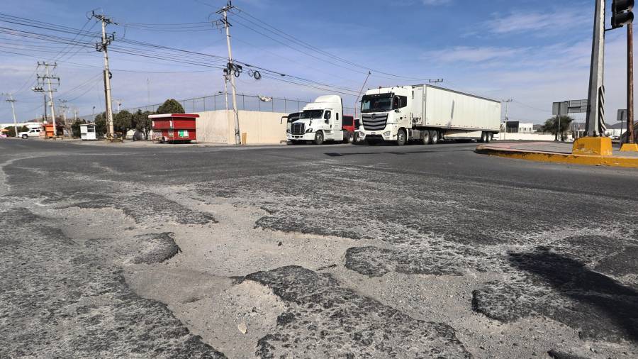 El paso inferior presenta daños severos en la carpeta asfáltica sin atención por parte de las autoridades.