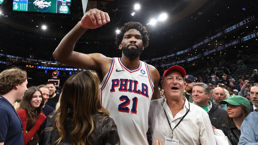 Joel Embiid y Tyrese Maxey lideraron a los Sixers en una noche histórica en Boston, donde Filadelfia eliminó a los Celtics tras remontar una serie que perdía 3-1.