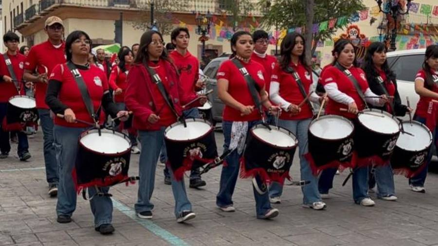 La banda de guerra y música del plantel acompañó el desfile que reunió a cerca de 700 estudiantes por las calles de Saltillo.